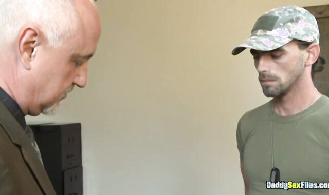 DaddySexFiles.com - Slickly-hairless Jake Cruise getting facial cumshot