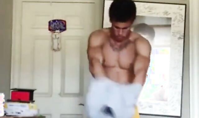 Sexy Gym Stud Jerking Off