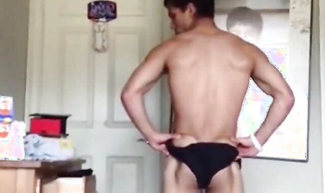 Sexy Gym Stud Jerking Off