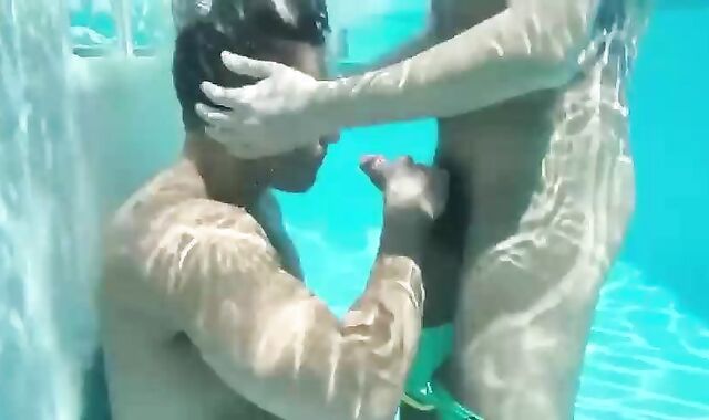 muscular Daddies tuck After A Swim - BareSexyBoys.com