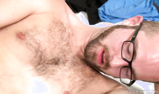 MenOver30.com - Muscled Jay Donahue wanking in uniform