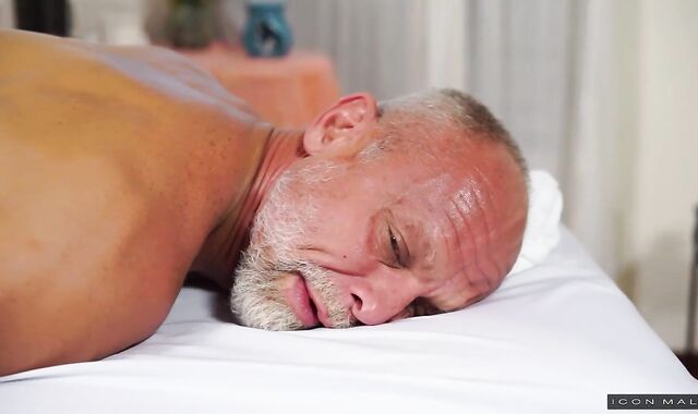 IconMale: Bulky Jaxton Wheeler & Max Stark