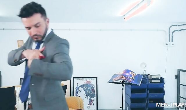 Peeping Camera operator (Kike Gil, Leo Rosso)