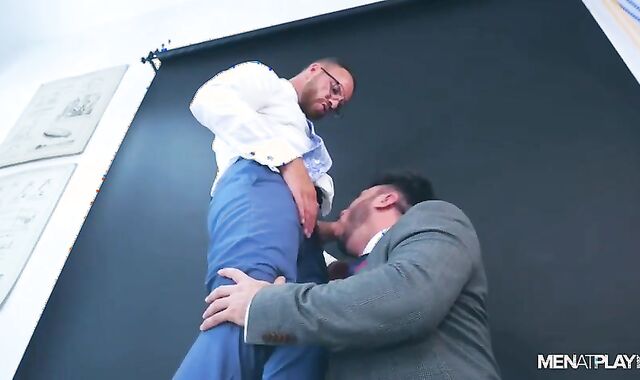 Peeping Camera operator (Kike Gil, Leo Rosso)