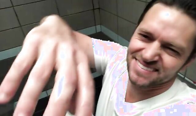 Preston-parker-strokes-off-in-public-toilet