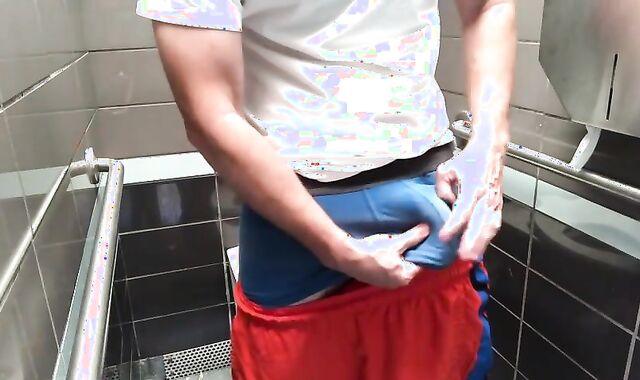 Preston-parker-strokes-off-in-public-toilet