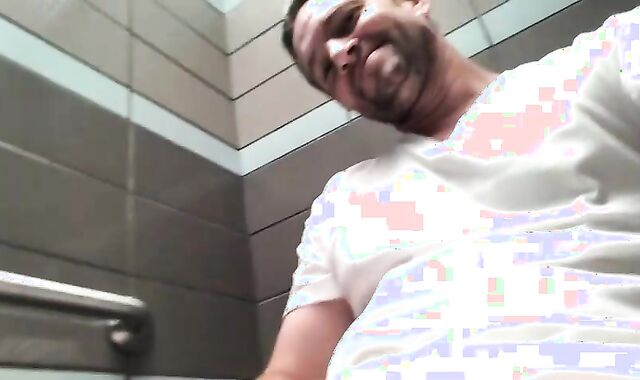 Preston-parker-strokes-off-in-public-toilet