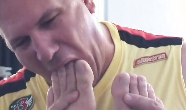 Dad bonks Aaron Mitchell