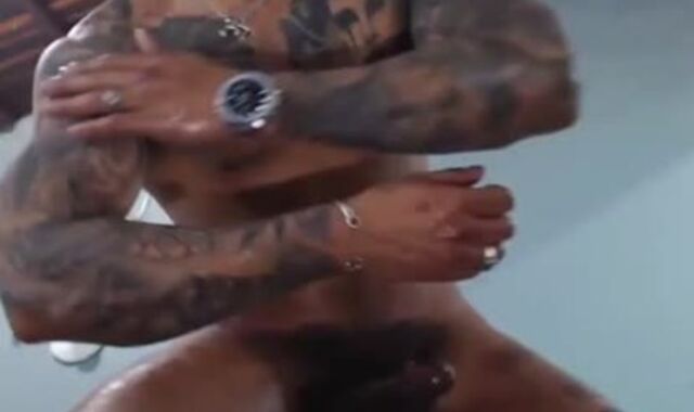 Tattooed Muscle dark-hued chap Drains On web cam