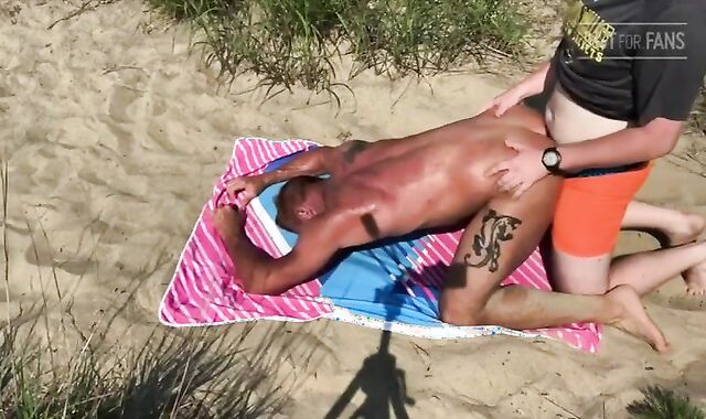 Dilf screwed On The Beach