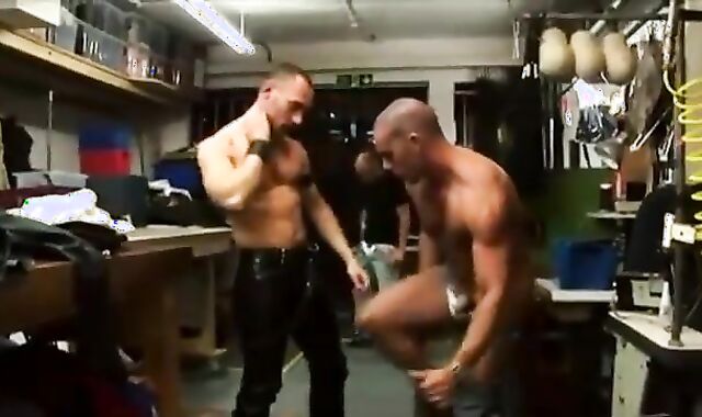 three-some De Hombres Calientes