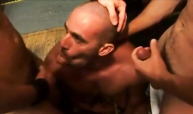 three-some De Hombres Calientes