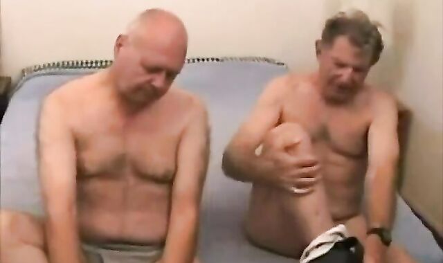 aged guy tosses salad & slangs his elder 10-Pounder