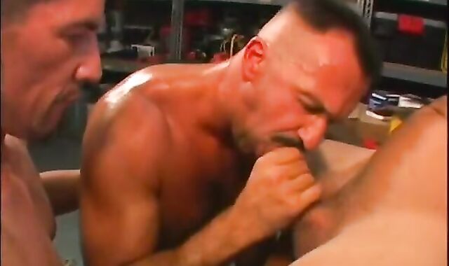 Lube Daddies acquire Buck edible devouring 10-Pounder.