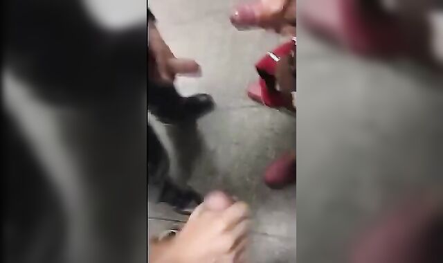 Putaria em banheirao publico