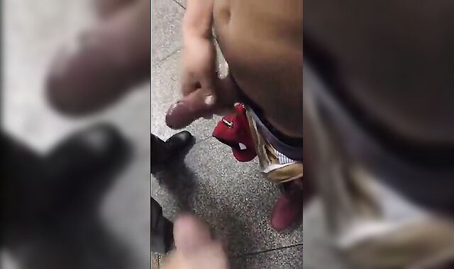 Putaria em banheirao publico