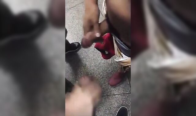 Putaria em banheirao publico