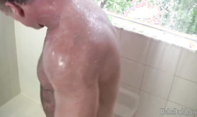 Gentleman Father In The douche Solo