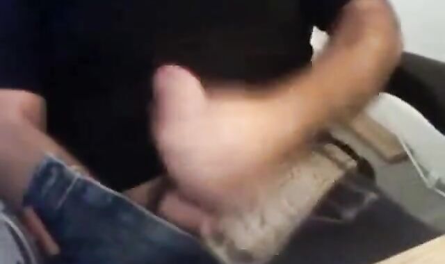 Maduro bonito e tesudo na  punheta