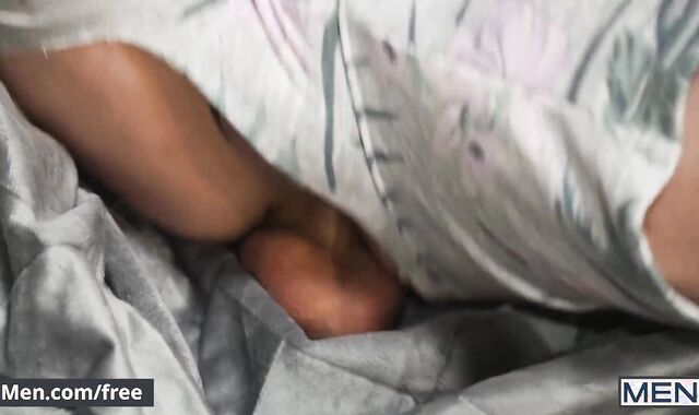 Fellows - Troye Dean Smooches His Fresh Bro-In-Law Ryan Bailey To Make Him Perceive Welcome In His Fresh Home