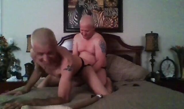 grand-daddy Munches pooper & humps youthful Dad