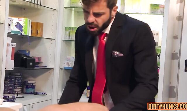 Robbie Rojo, Atado Y Follado En La Farmacia Tras El Cierre