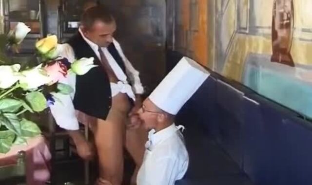 Chef pulverizes Dad Waiter unprotected