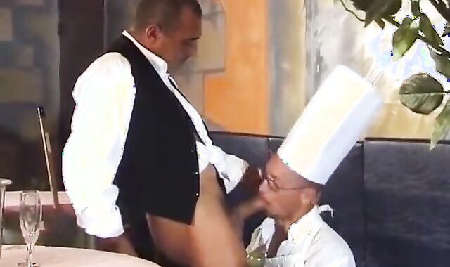 Chef pulverizes Dad Waiter unprotected