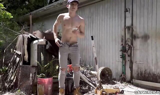Inked mechanic guy-meat deep throating outdoors