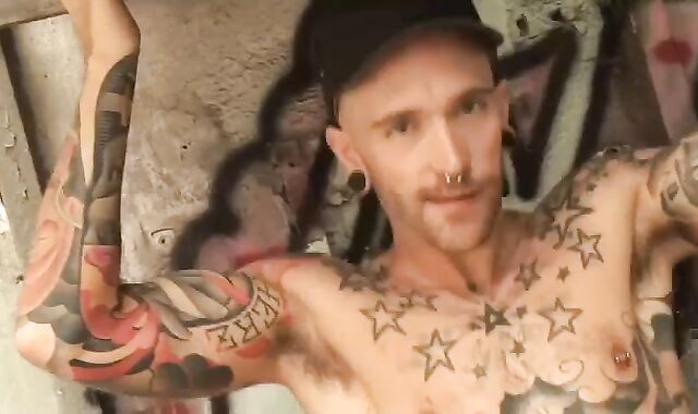 schlong-squashing DILF bonks Inked Bottom outside