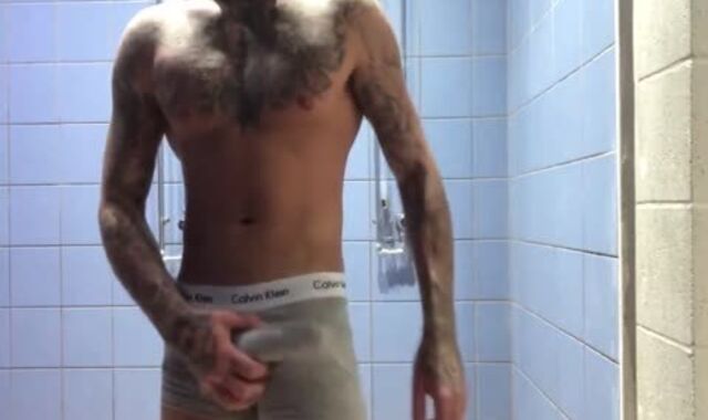 Tatted Muscle Bear loves To fap off