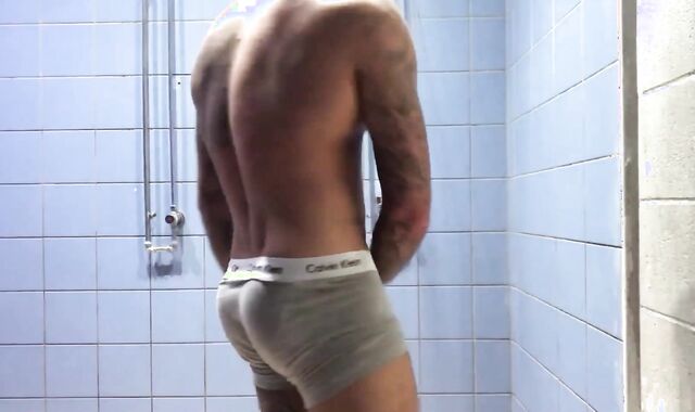 Tatted Muscle Bear loves To fap off