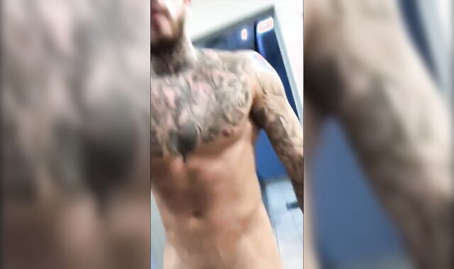 Tatted Muscle Bear loves To fap off