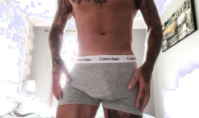 Tatted Muscle Bear loves To fap off