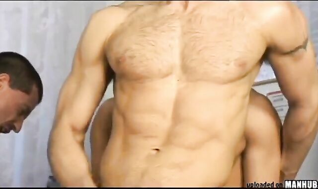 Atletas de futbol toman tiempo para gosar