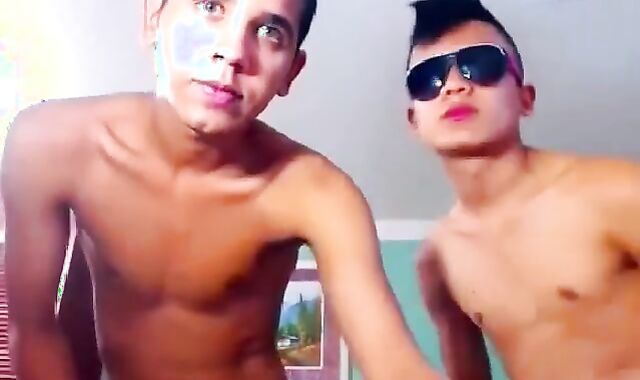 Very supah-mischievous Latino teens