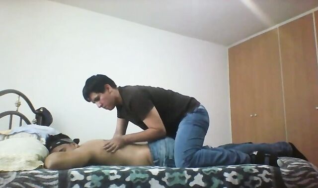 Iniciando Amigo Hétero No Mundo faggot Através De Massagem