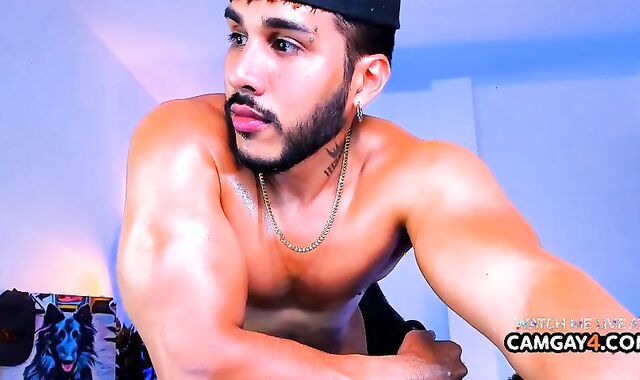 wild pumped up dude With A big shlong In cam