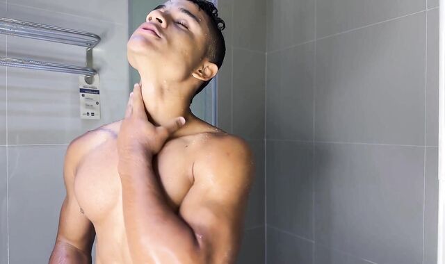 EastBoys: Pop-shot in public amongst muscly first-timer