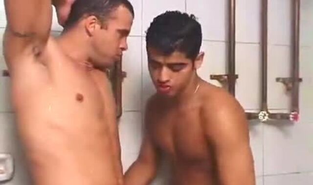 Brasilero Caliente Consigue Cojer En La Ducha