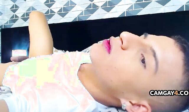 Cholo Latino Is tugging