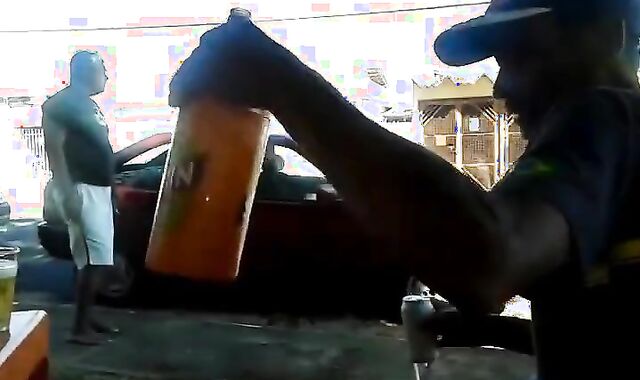 Pinguco mijando na calcada do bar