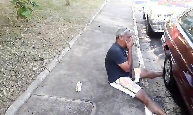 Pinguco mijando na calcada do bar