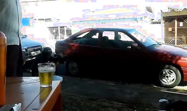 Pinguco mijando na calcada do bar