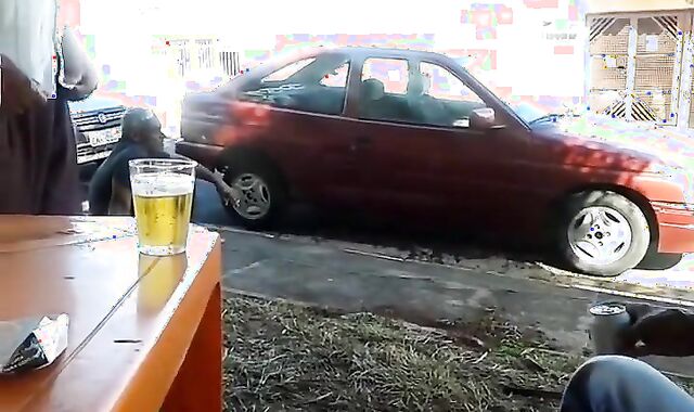 Pinguco mijando na calcada do bar