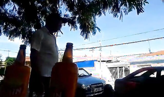 Pinguco mijando na calcada do bar