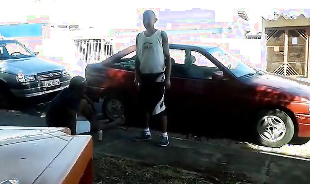 Pinguco mijando na calcada do bar