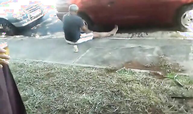 Pinguco mijando na calcada do bar