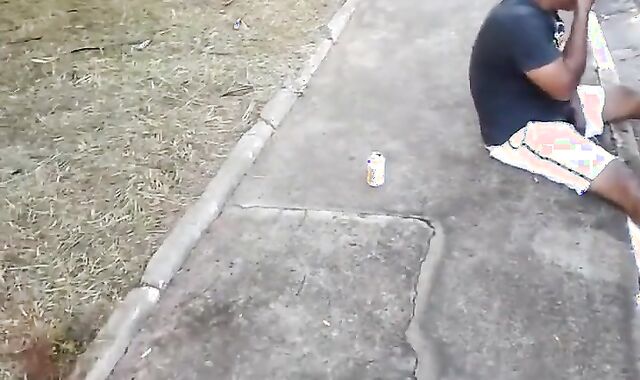 Pinguco mijando na calcada do bar