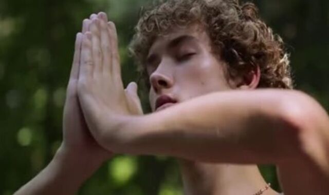 Lips together, six Soles Apart